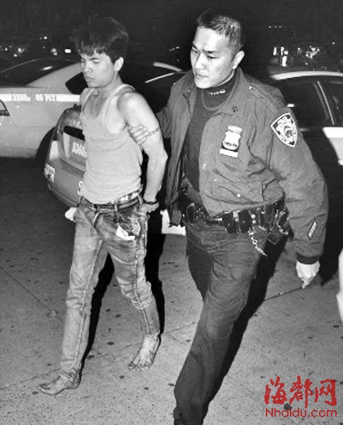 凶手陈明东（左）脚上满是血迹，被美国警方逮捕