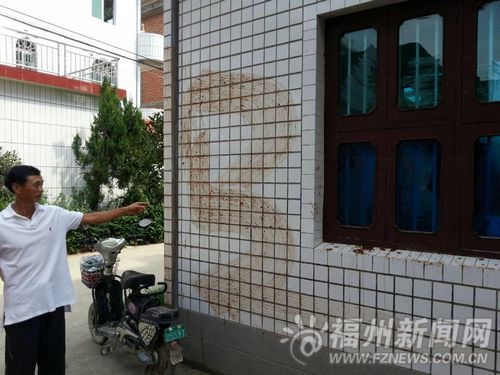 村民家墙上也被涂上了粪便。