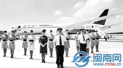 波音787首航福州—北京航线，空姐着蓝色新制服亮相