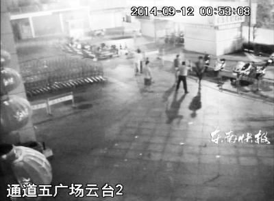 福州4名醉酒男子闹事暴力袭警 警察鸣枪制服